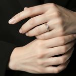 серебряное кольцо с цирконом  59105169